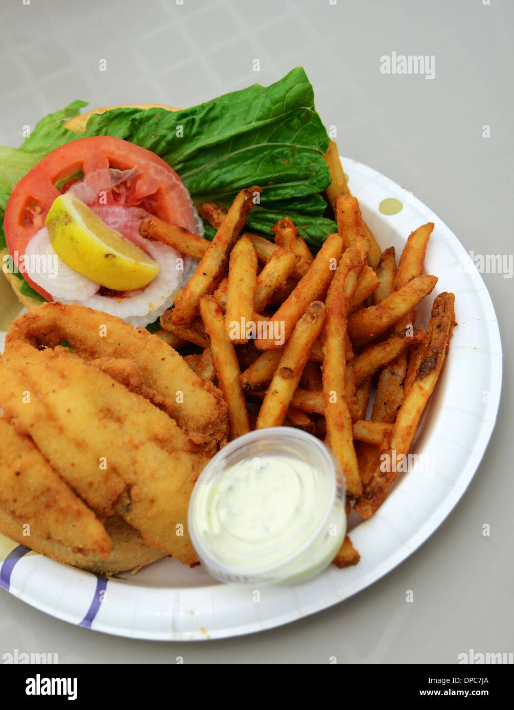 ungesunde Mahlzeit mit gebratenen Fisch-Sandwich mit Pommes frites Stockfoto