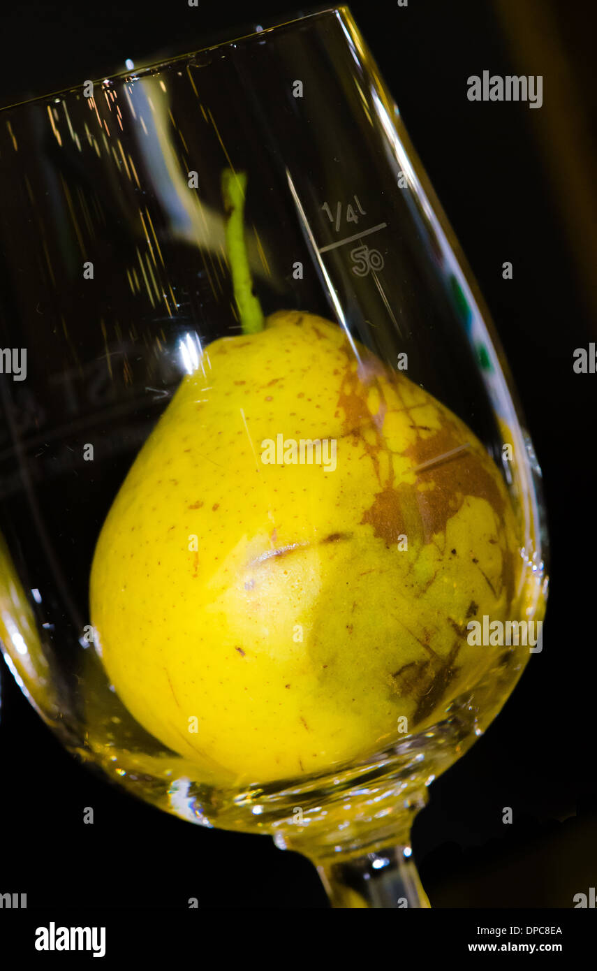 Gelbe Birne Im Weinglas Stockfoto