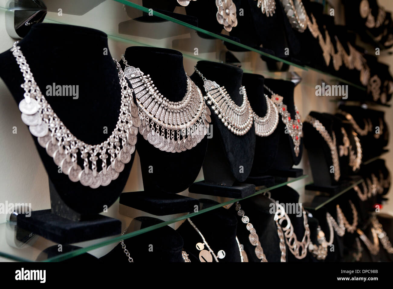 Damen Edelstahl Halsband Halsketten auf dem display Stockfoto