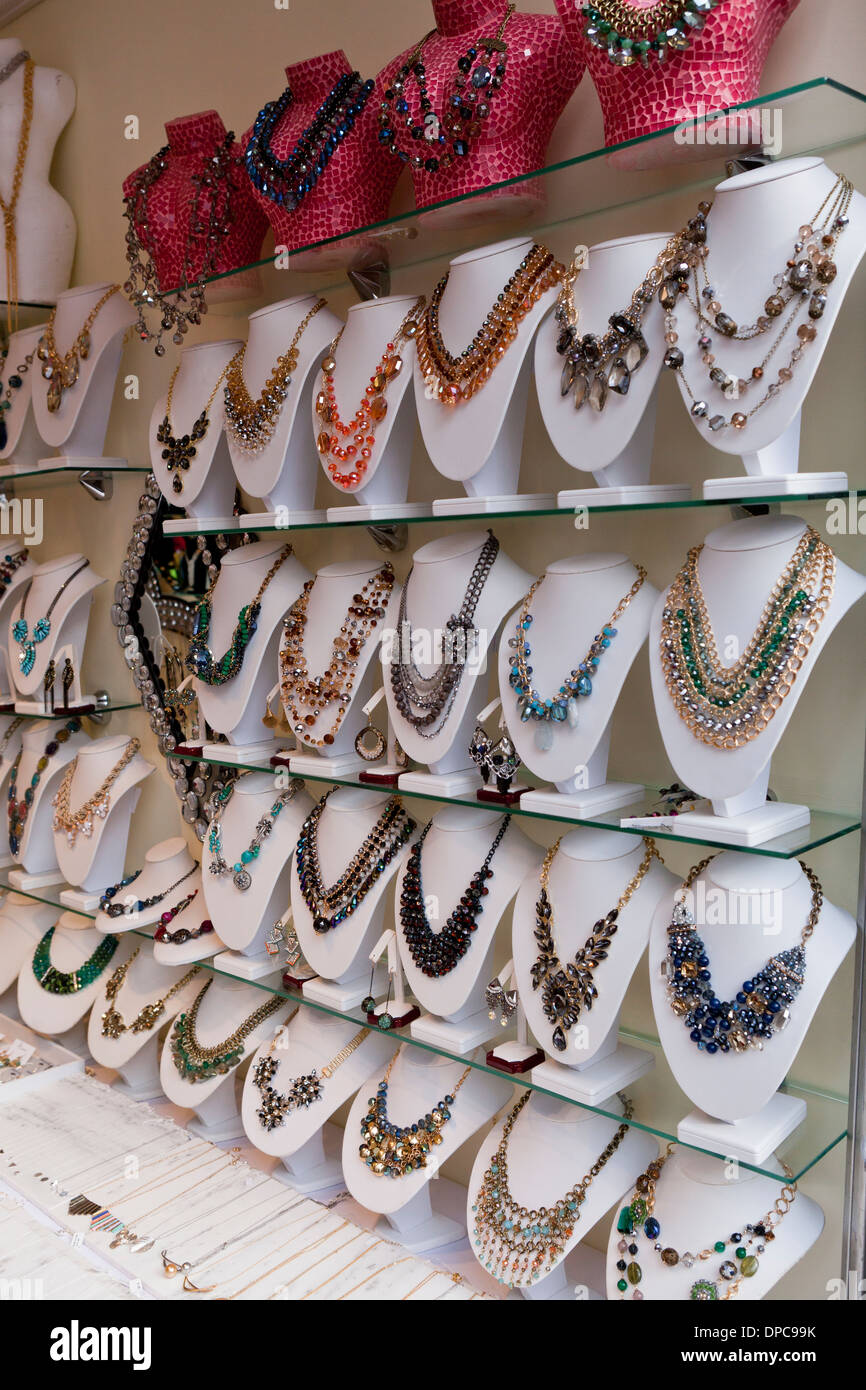 Womens Halsband Halsketten auf dem display Stockfoto