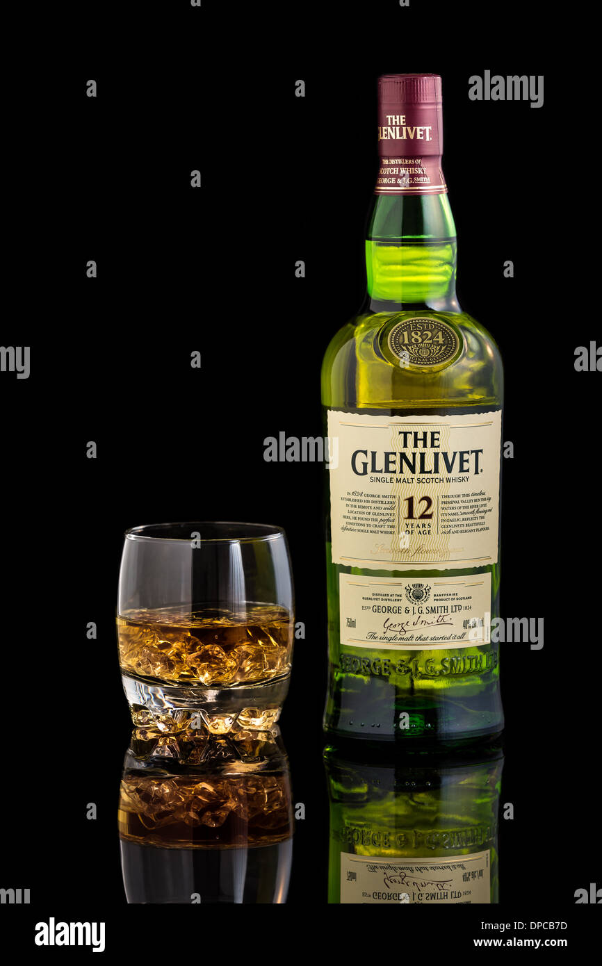 Glas und Flasche Glenlivet single malt scotch Whisky. Stockfoto