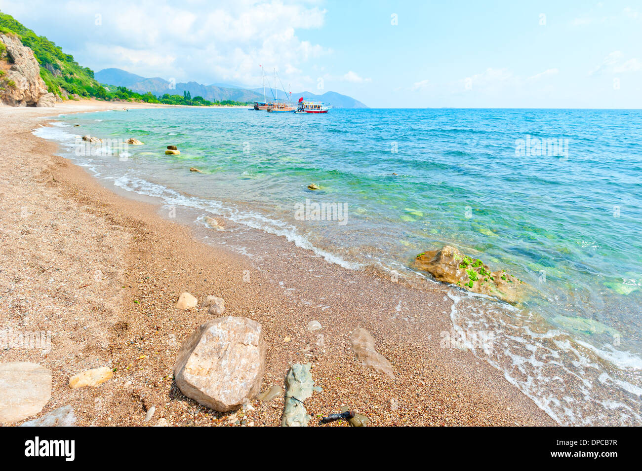 ruhigen türkisfarbenen Meer und felsige Ufer Stockfoto