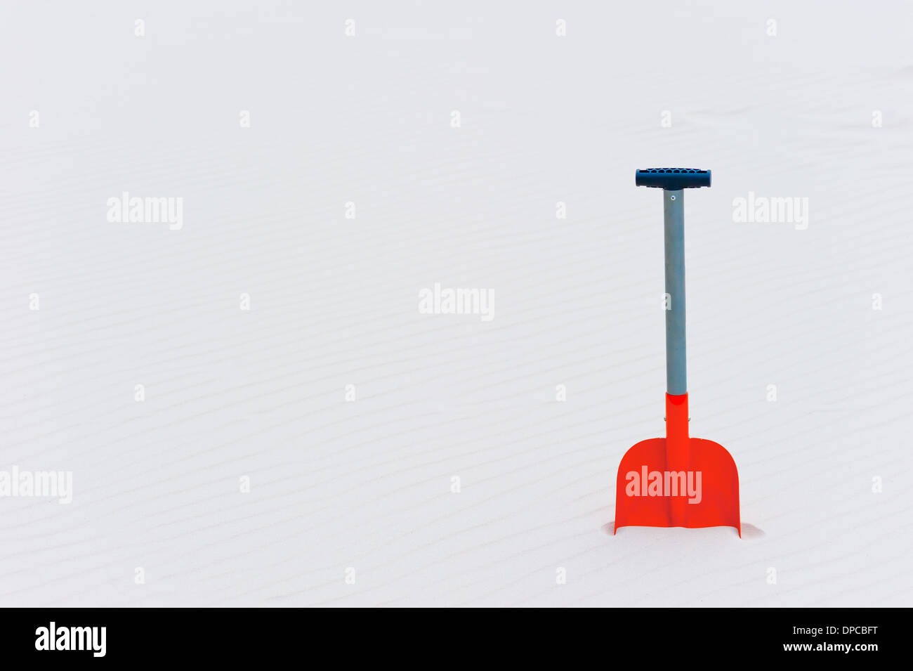 horizontalen Schuss Orange Schaufeln im sand Stockfoto