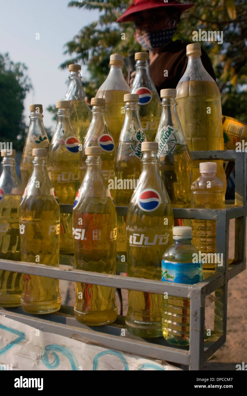Glas und Kunststoff Soda-Flaschen mit Benzin gefüllt sind für den Verkauf  auf einer Stadtstraße in Phnom Penh, Kambodscha Stockfotografie - Alamy