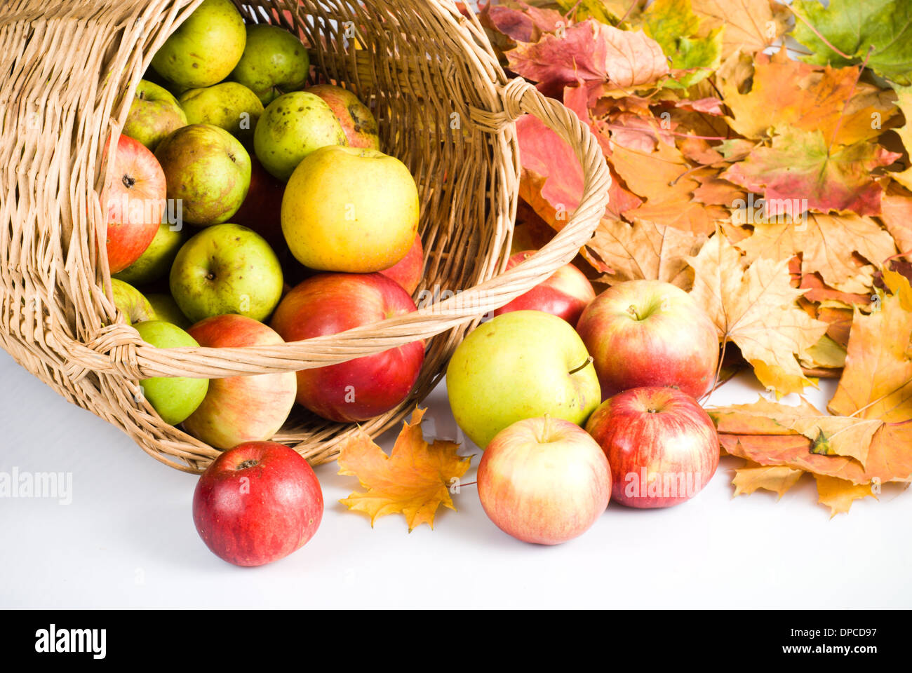 Apfel im Korb, Streuung auf weißem Hintergrund Stockfoto