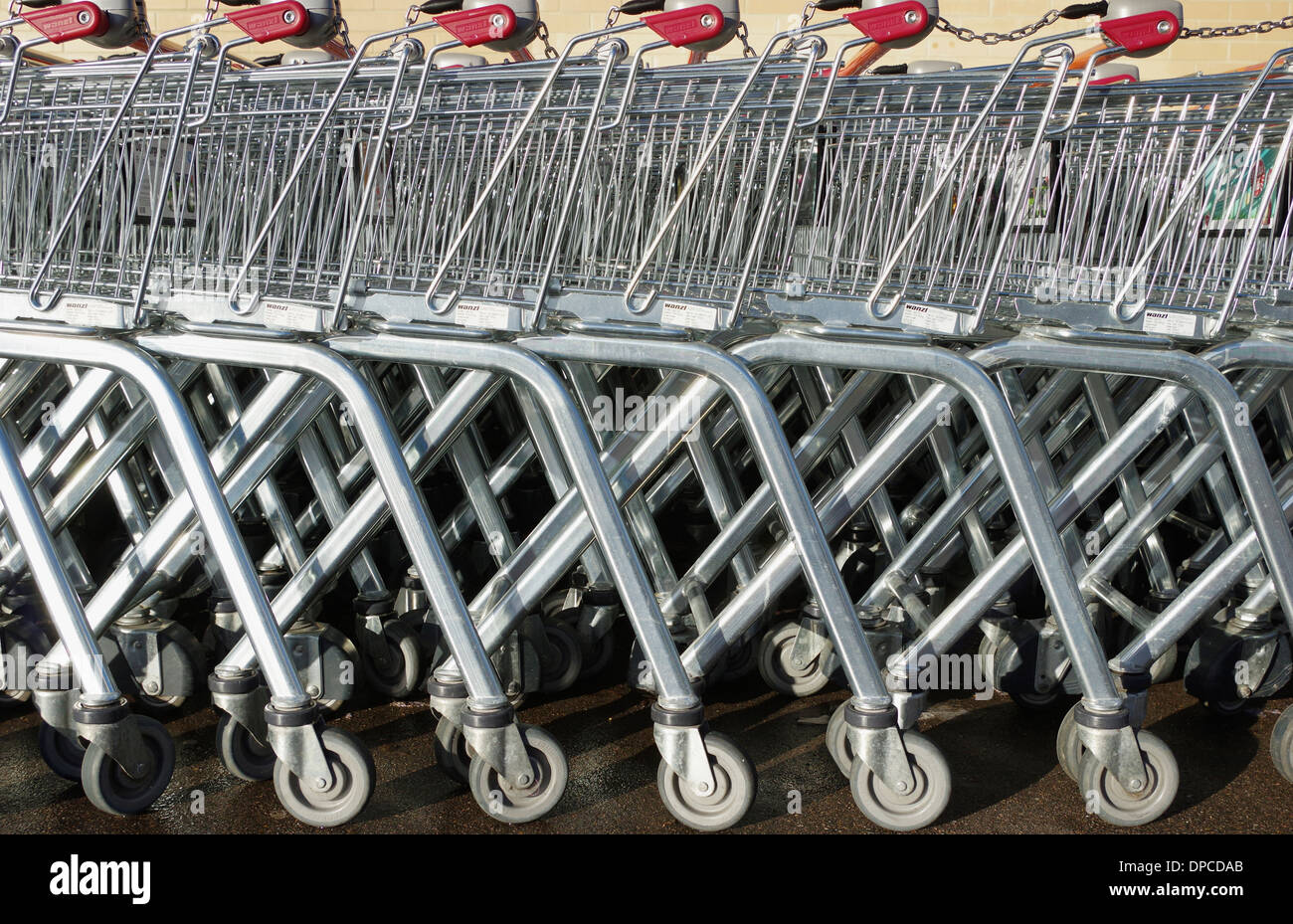 Der Supermarkt Einkaufswagen hintereinander gestapelt Stockfoto