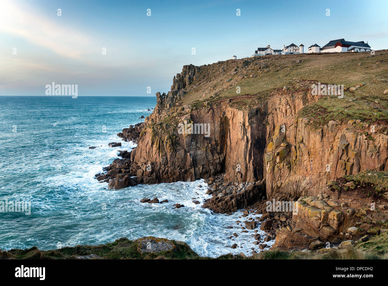 Meer und schroffe Steilküsten an Lands End in Cornwall Stockfoto