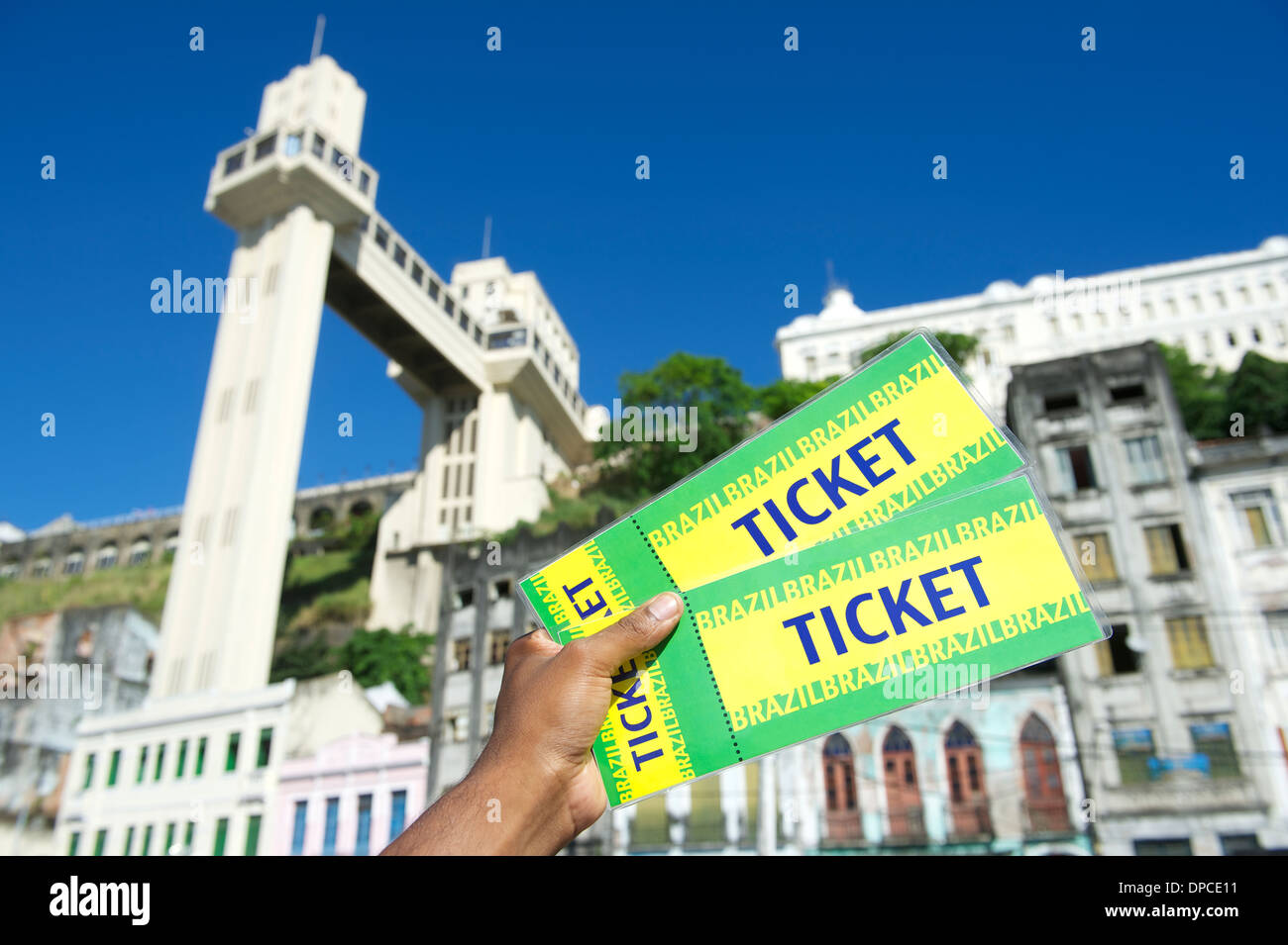 Hand hält Brasilien Tickets in Salvador Bahia bei Lacerda Aufzug Stockfoto