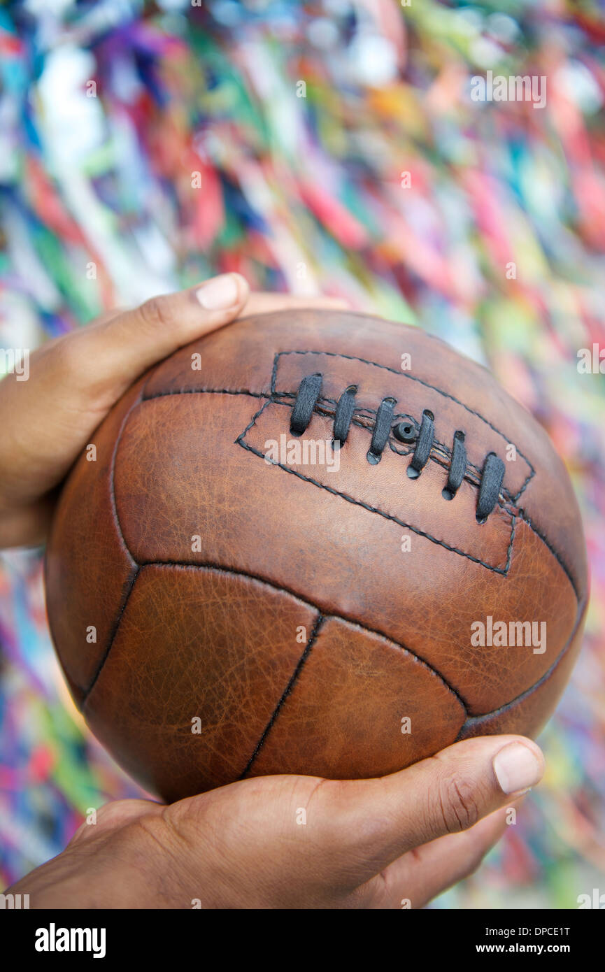 Händen der brasilianischen Mann hält Fußball Kugel beten vor brasilianischen wünschen Bänder an der Bonfim-Kirche in Salvador Bahia Bra Stockfoto