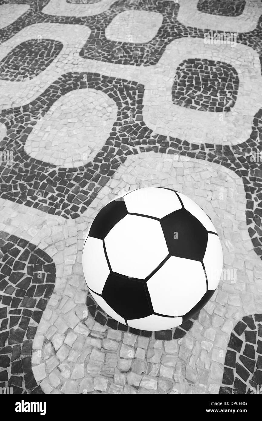 Fußball Ball sitzen auf Bürgersteig in Ipanema, Rio de Janeiro Brasilien Stockfoto