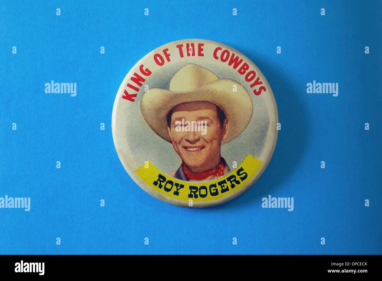 Dieser ein Metallstift, die Jungs in den 1950er Jahren zeigen trug ihre Lieblings-Western-Film und TV-star, Roy Rogers, der hieß der "König der Cowboys." Stockfoto