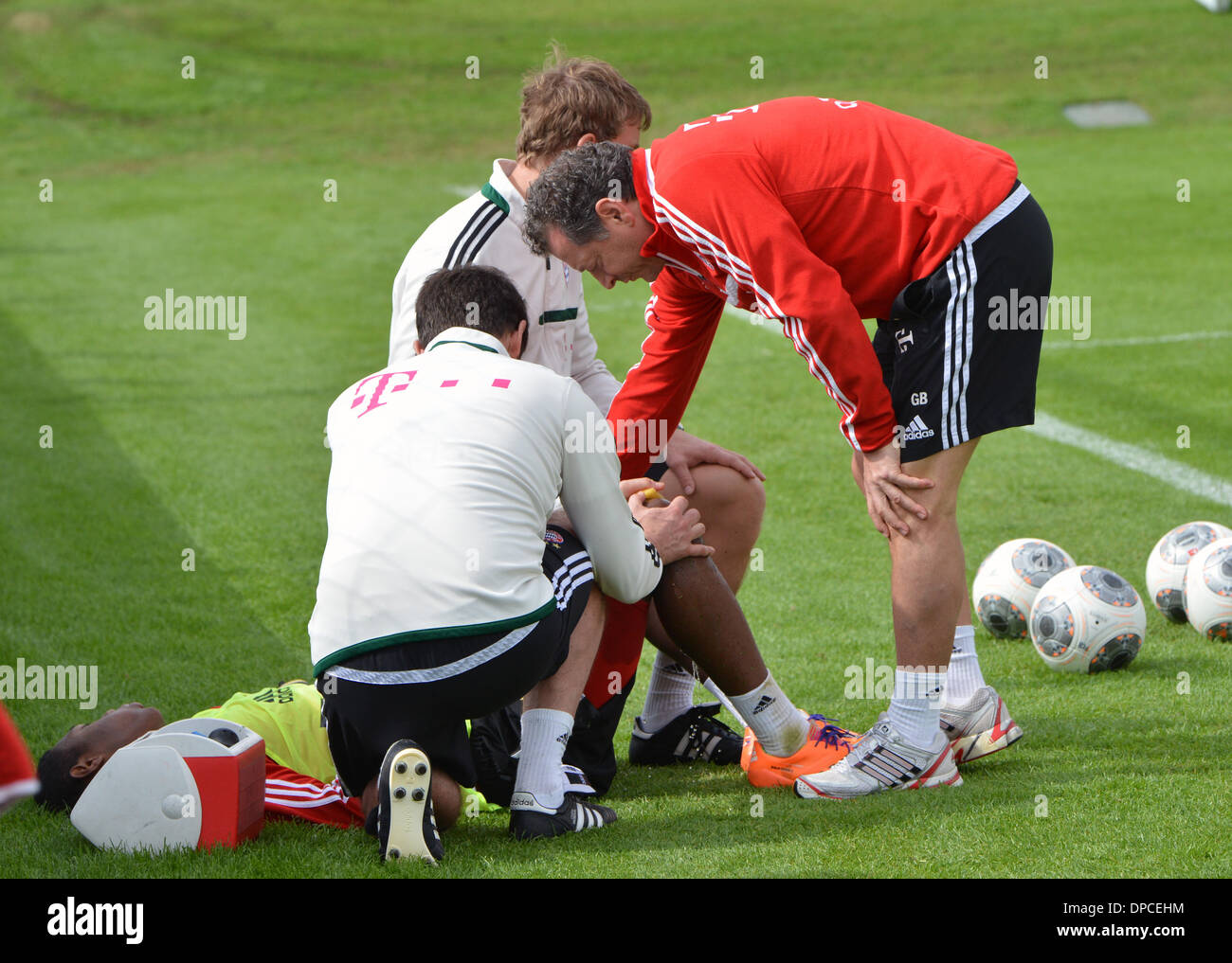 Doha, Katar. 12. Januar 2014. FC Bayern München David Alaba liegt auf dem Spielfeld mit einem verletzten Knie Investitur pro Trainingseinheit in Doha, Katar, 12. Januar 2014. Bayern München bleibt in Katar bis 13. Januar 2014, für die zweite Hälfte der deutschen Fußball-Bundesliga-Saison vorzubereiten. Foto: Peter Kneffel/Dpa/Alamy Live News Stockfoto