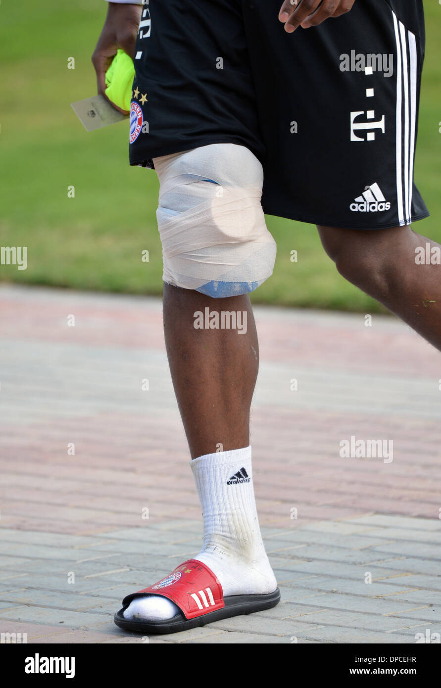 Doha, Katar. 12. Januar 2014. FC Bayern München David Alaba verlässt dem Spielfeld mit einem verletzten Knie Investitur ein Training Sitzung in Doha, Katar, 12. Januar 2014. Bayern München bleibt in Katar bis 13. Januar 2014, für die zweite Hälfte der deutschen Fußball-Bundesliga-Saison vorzubereiten. Foto: Peter Kneffel/Dpa/Alamy Live News Stockfoto