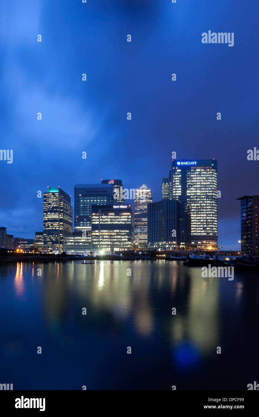 Skyline von Canary Wharf in Blackwall Basin, Dockland, London, England, Vereinigtes Königreich Stockfoto