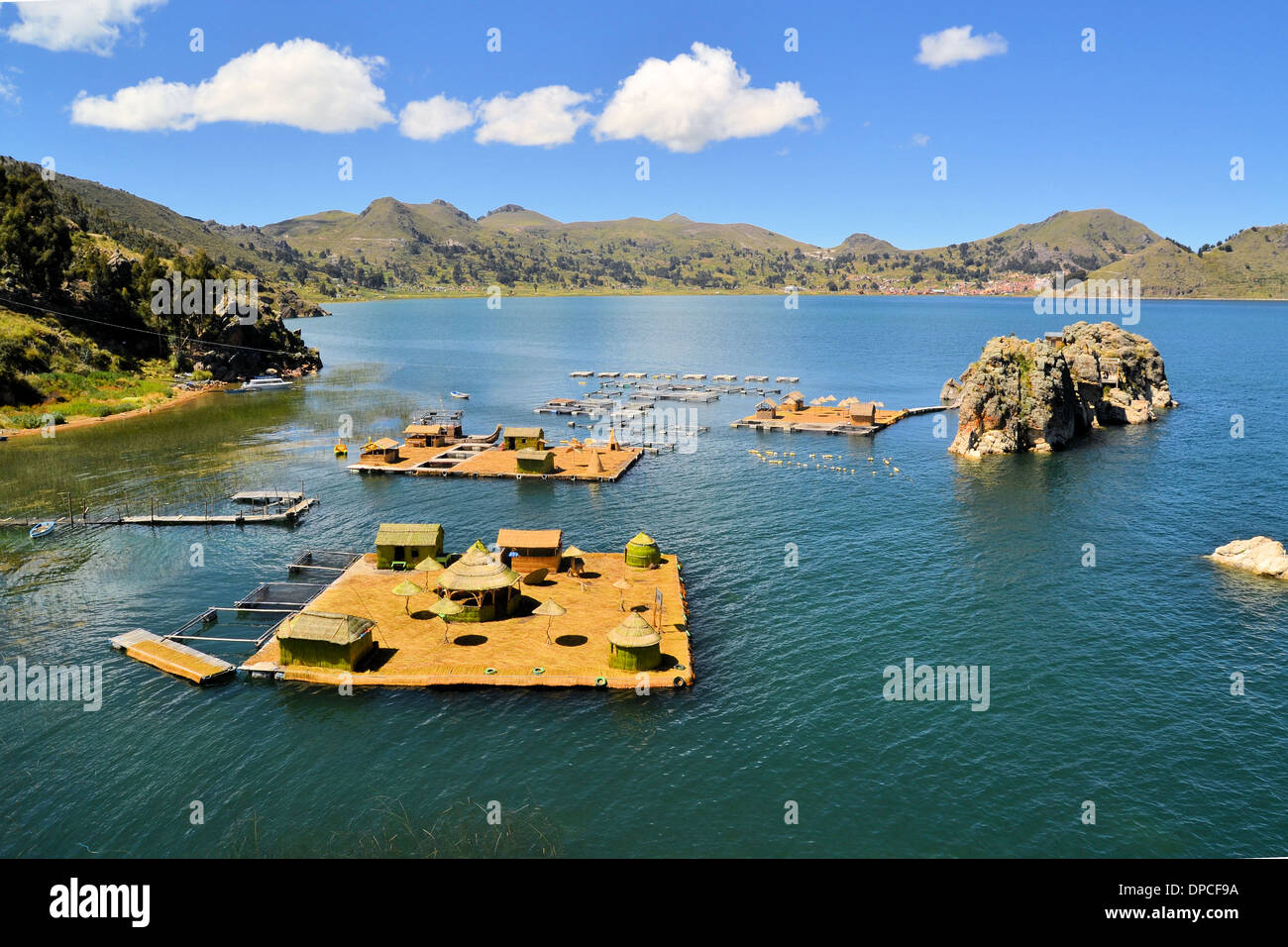 Schwimmende Inseln der Uros am Titicaca-See, größte Höhe See der Welt (3808m) in Peru und Bolivien. Stockfoto