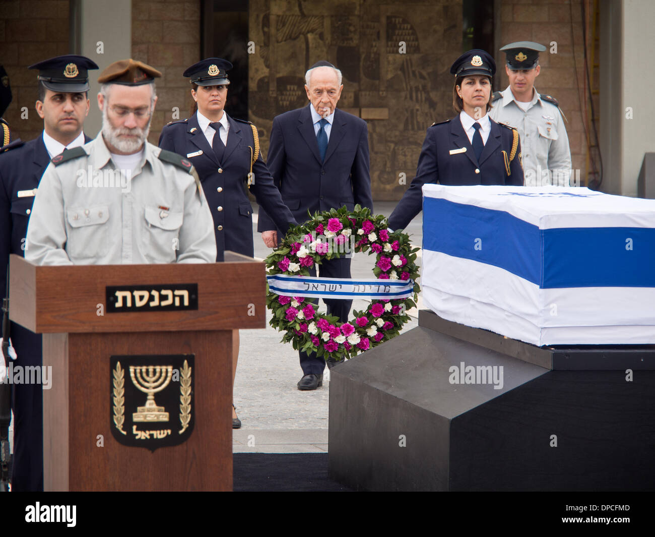 Präsident des Staates Israel, Shimon Peres, legt einen Kranz am ehemaligen Ministerpräsidenten Ariel Sharon, Sarg an der Knesset-Plaza. Jerusalem, Israel. 12. Januar 2014.  Der Sarg des ehemaligen Ministerpräsidenten Ariel Sharon, kommt in der Knesset für eine Kranzniederlegung Zeremonie und die Öffentlichkeit auf die letzte Ehre erweisen zu ermöglichen. Sharon vergangen Samstag im Alter von 85 nach einer achtjährigen Schlaganfall-Koma. Stockfoto