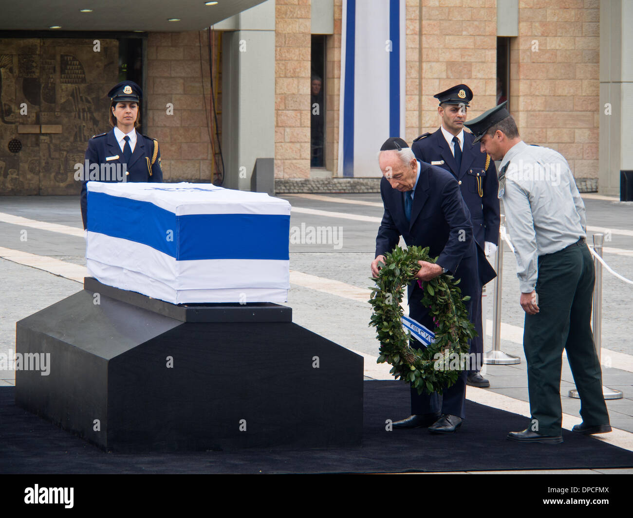 Präsident des Staates Israel, Shimon Peres, legt einen Kranz am ehemaligen Ministerpräsidenten Ariel Sharon, Sarg an der Knesset-Plaza. Jerusalem, Israel. 12. Januar 2014.  Der Sarg des ehemaligen Ministerpräsidenten Ariel Sharon, kommt in der Knesset für eine Kranzniederlegung Zeremonie und die Öffentlichkeit auf die letzte Ehre erweisen zu ermöglichen. Sharon vergangen Samstag im Alter von 85 nach einer achtjährigen Schlaganfall-Koma. Stockfoto