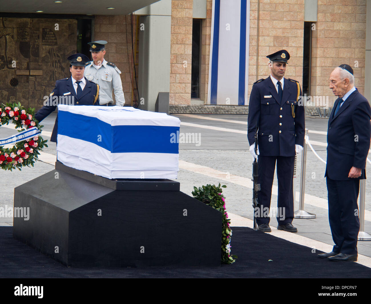 Präsident des Staates Israel, Shimon Peres, legt einen Kranz am ehemaligen Ministerpräsidenten Ariel Sharon, Sarg an der Knesset-Plaza. Jerusalem, Israel. 12. Januar 2014.  Der Sarg des ehemaligen Ministerpräsidenten Ariel Sharon, kommt in der Knesset für eine Kranzniederlegung Zeremonie und die Öffentlichkeit auf die letzte Ehre erweisen zu ermöglichen. Sharon vergangen Samstag im Alter von 85 nach einer achtjährigen Schlaganfall-Koma. Stockfoto