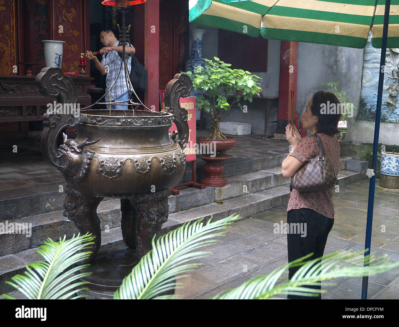 Hanoi Vietnam Quan Thanh Tempel Frau beten Stockfoto