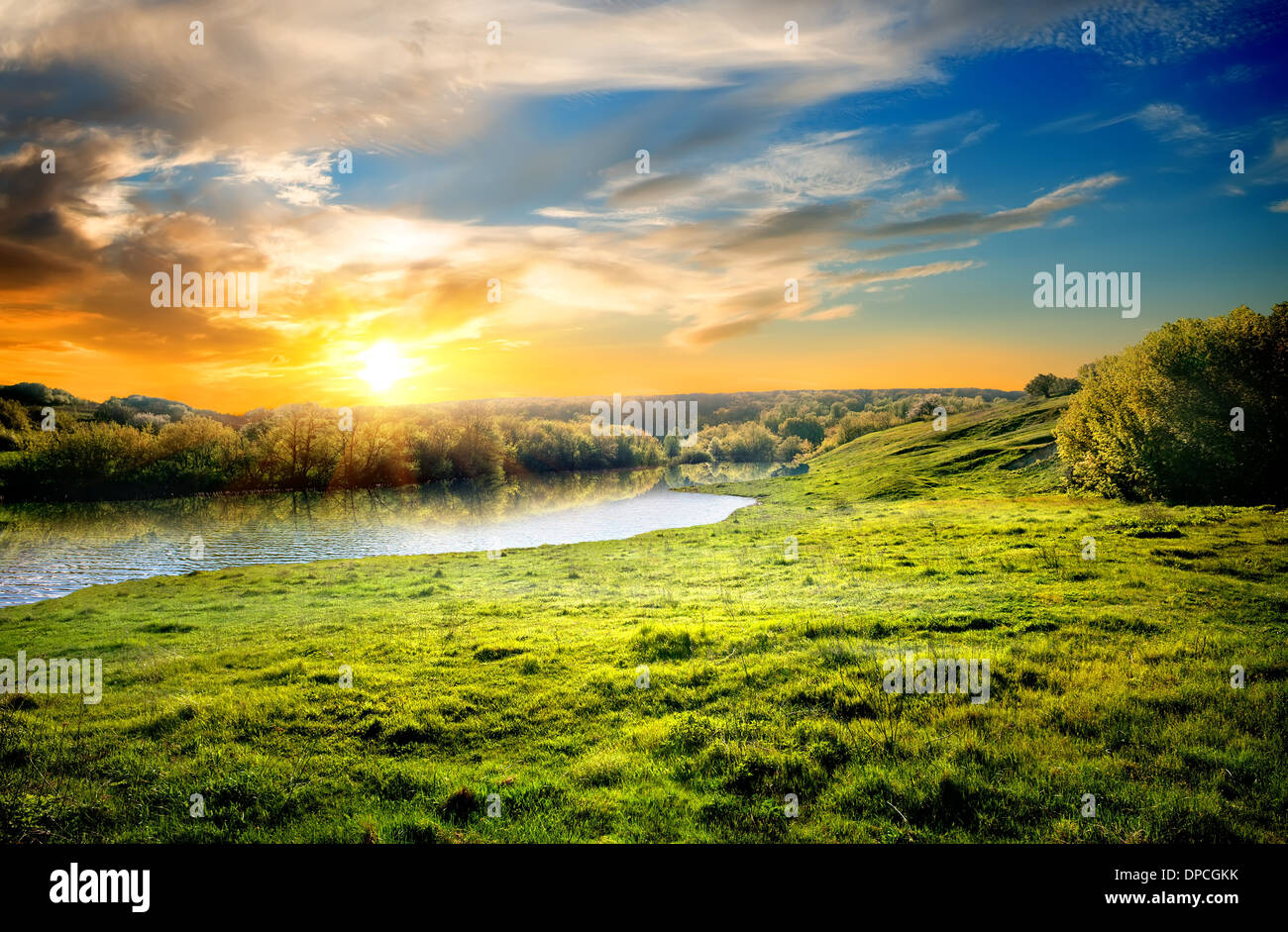Frühlingslandschaft mit dem Fluss und die Sonne Stockfoto