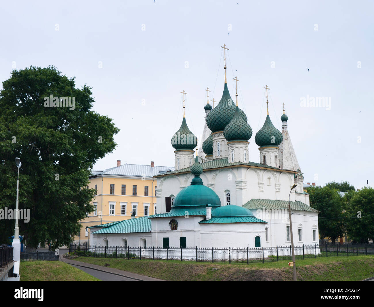 alte Kirche der Stadt Jaroslawl in der Nähe des Flusses Kotorosl in Yaroslavl, Russland Stockfoto