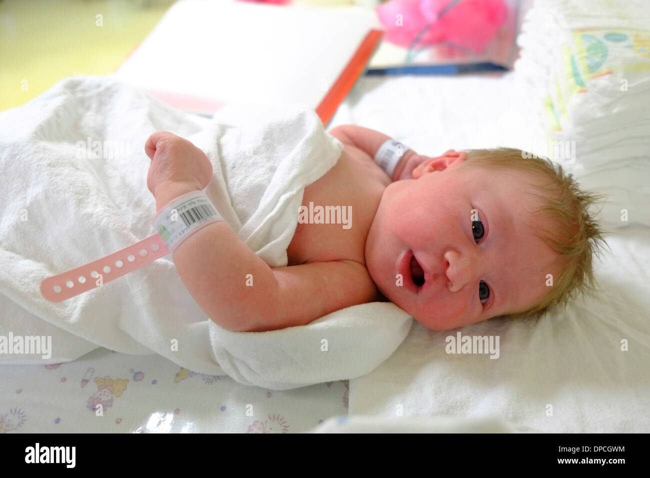 Säugling Neugeborenes in einer Entbindungsstation. Model-Release verfügbar Stockfoto