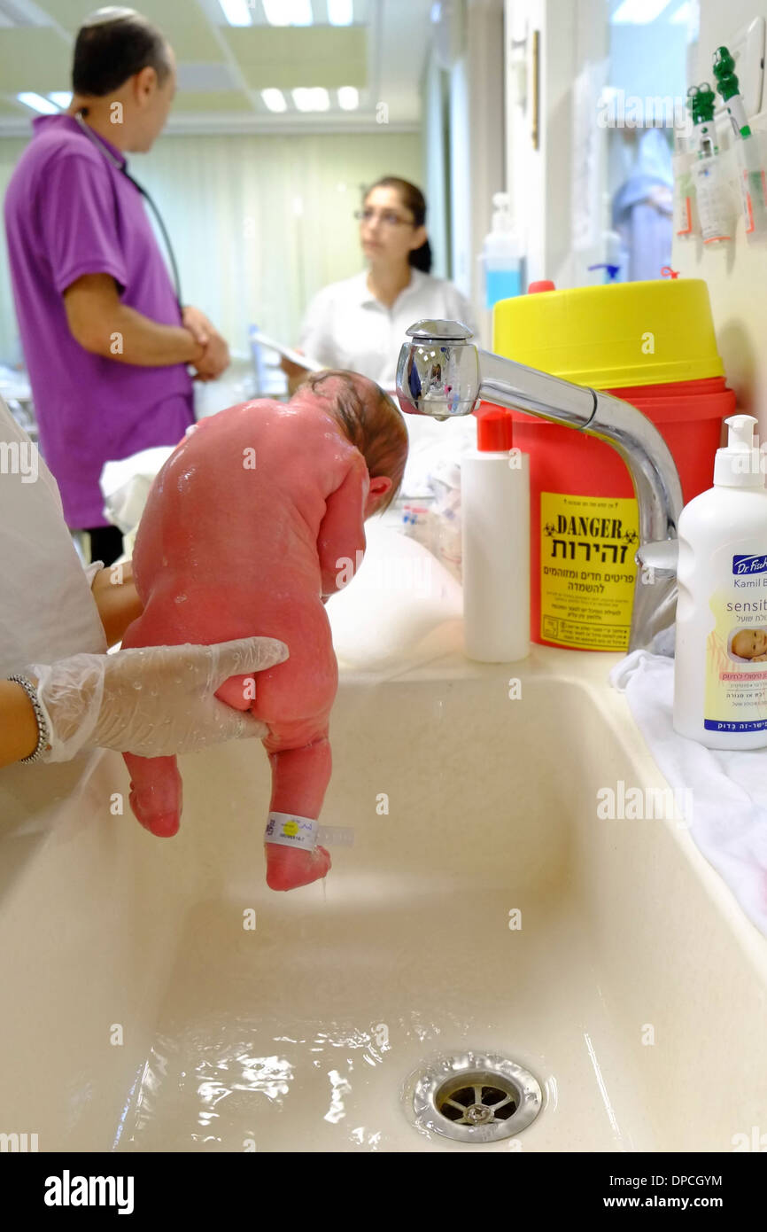 Krankenschwester wäscht Säugling Neugeborenes in einer Entbindungsstation Stockfoto