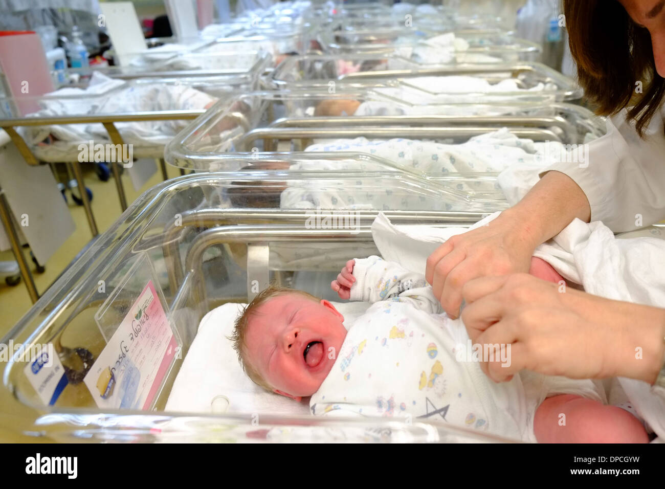Arzt untersucht ein neugeborenes Kind in einer Entbindungsstation Stockfoto