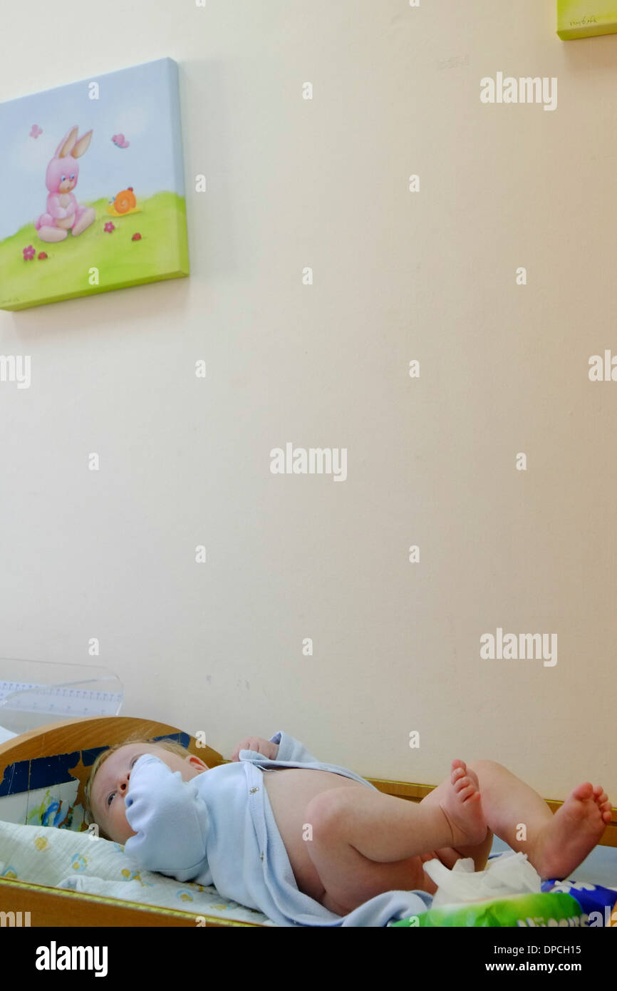 Zwei Monate altes Baby in einem familiären Gesundheitszentrum fotografiert in Israel untersucht Stockfoto