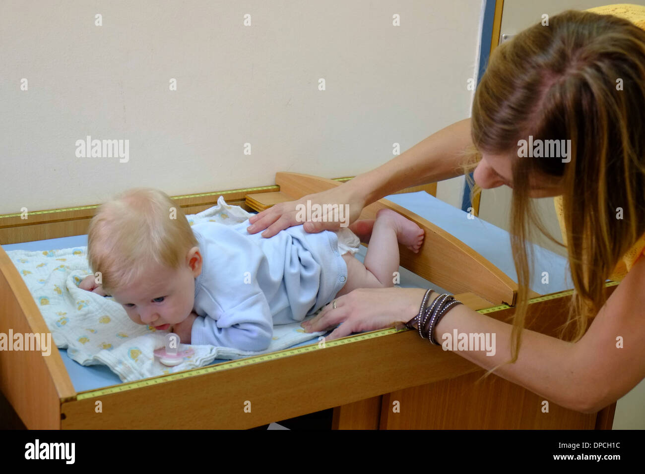 Zwei Monate altes Baby in einem familiären Gesundheitszentrum fotografiert in Israel untersucht Stockfoto