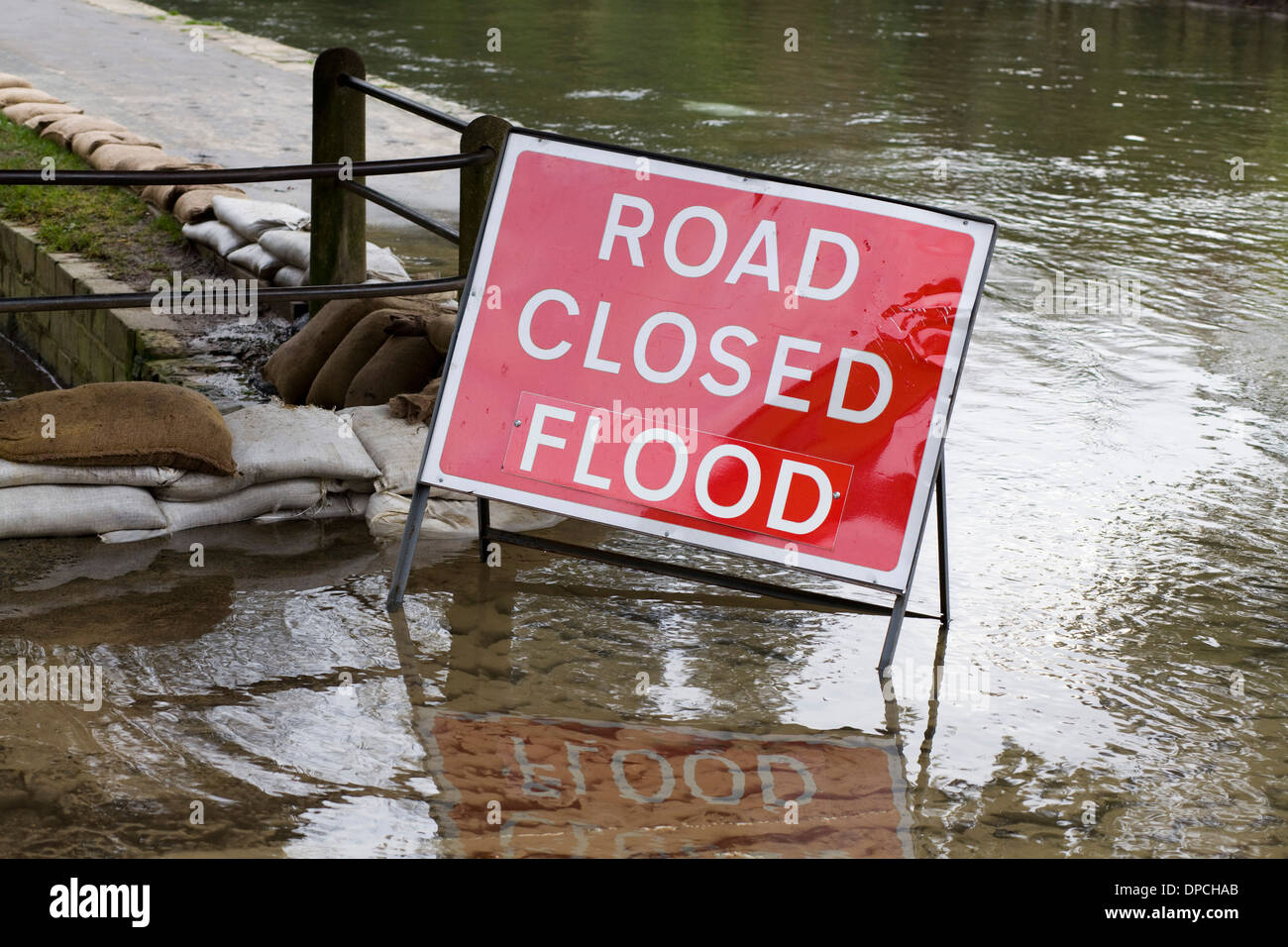 Straße gesperrt Zeichen für Flut Wasser steigt über Ortsstraße in Oxfordshire-England Stockfoto