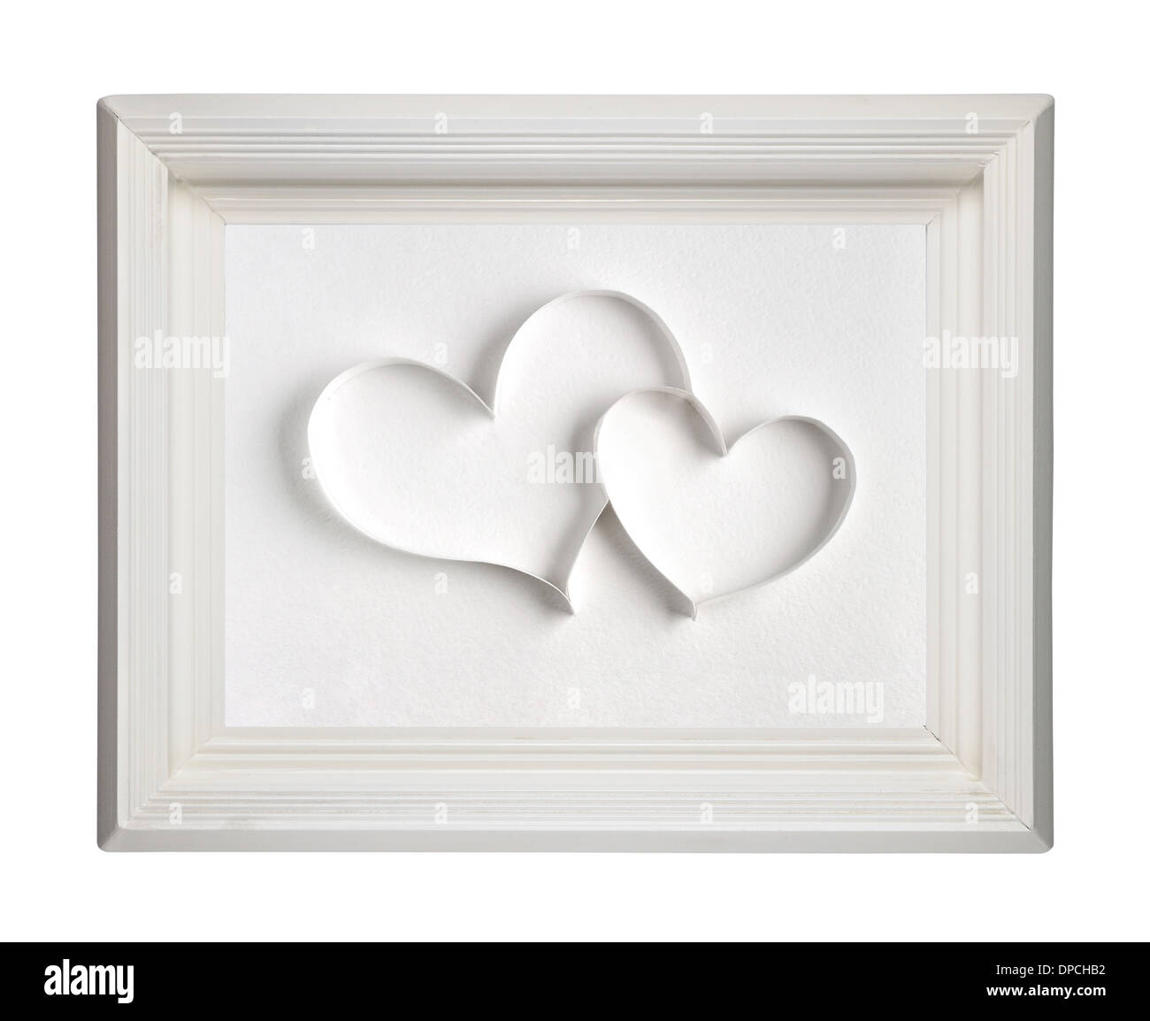 Zwei Papierherzen in alten hölzernen Bilderrahmen isoliert auf weißem Hintergrund Stockfoto
