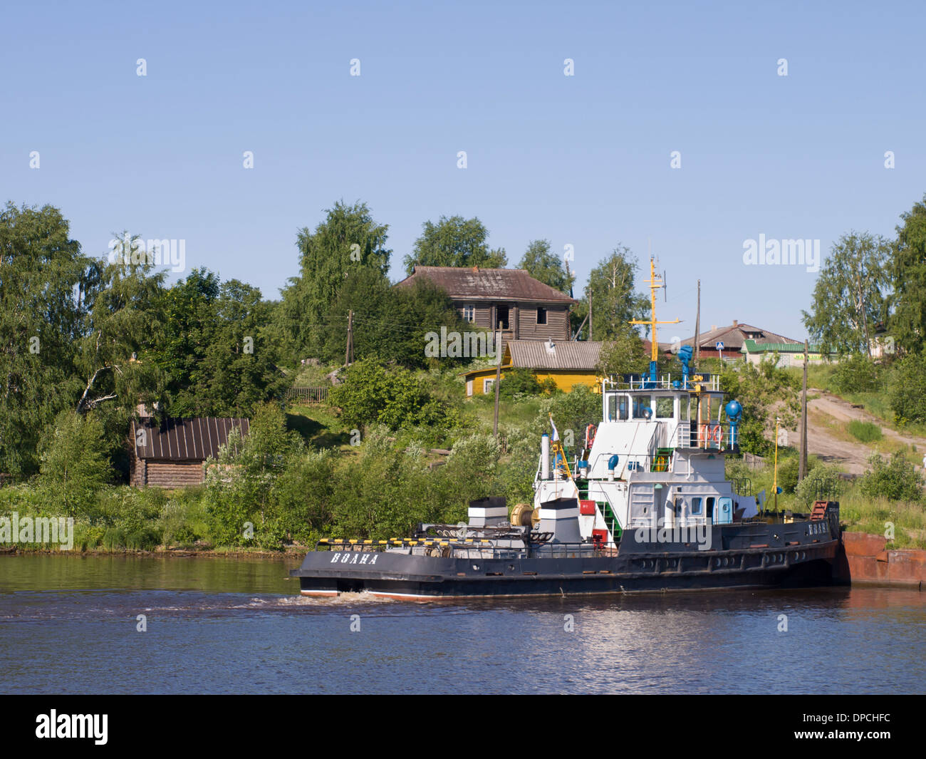 Ufer an der Wolga-Ostsee-Wasserstrasse Russland Natur, menschliche Aktivitäten gesehen von einer Flusskreuzfahrt Schiff, Dorf, die Landung und Fähre Stockfoto