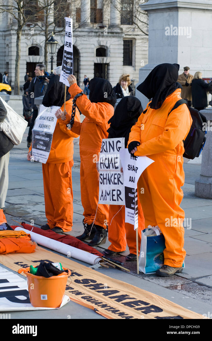 Demonstranten in Orange passt zum zwölften Jahrestag der Eröffnung des extralegale Gefangenenlager in Guantánamo Bay Stockfoto