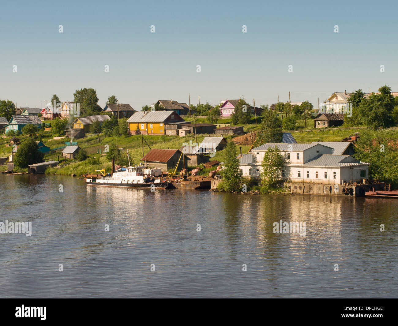 Ufer an der Wolga-Ostsee-Wasserstrasse Russland Natur, menschliche Aktivitäten gesehen von einer Flusskreuzfahrt Schiff, Dorf, die Landung und Fähre Stockfoto