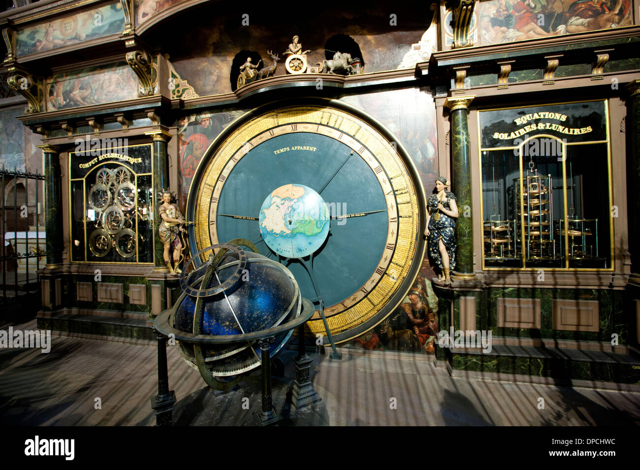 Astronomische Uhr im südlichen Querschiff der Kathedrale von Notre Dame, unsere Liebe Frau von Strasbourg in Straßburg, Elsass, Frankreich Stockfoto