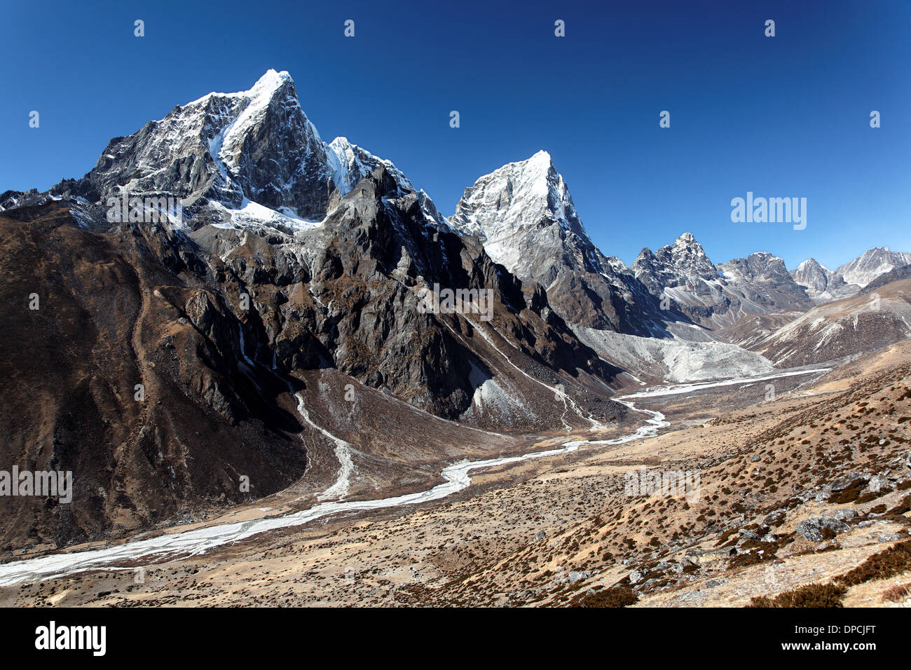 Taboche und Arakam Tse, zwei riesige Himalaya-Gipfel in der Mount-Everest-Region von Nepal Stockfoto