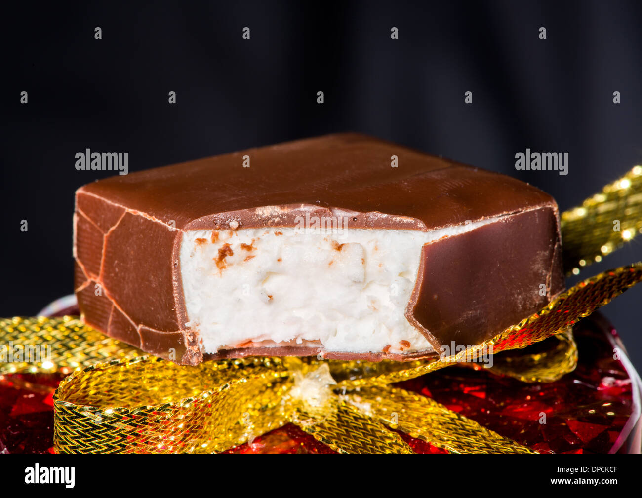 Schokolade Praline und gold glänzenden Farbenpaket Stockfoto
