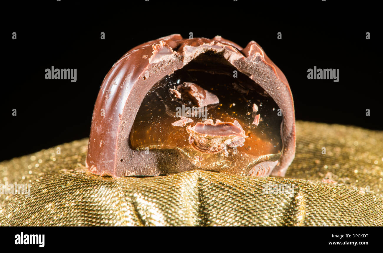 Schokolade Praline und gold glänzenden Farbenpaket Stockfoto