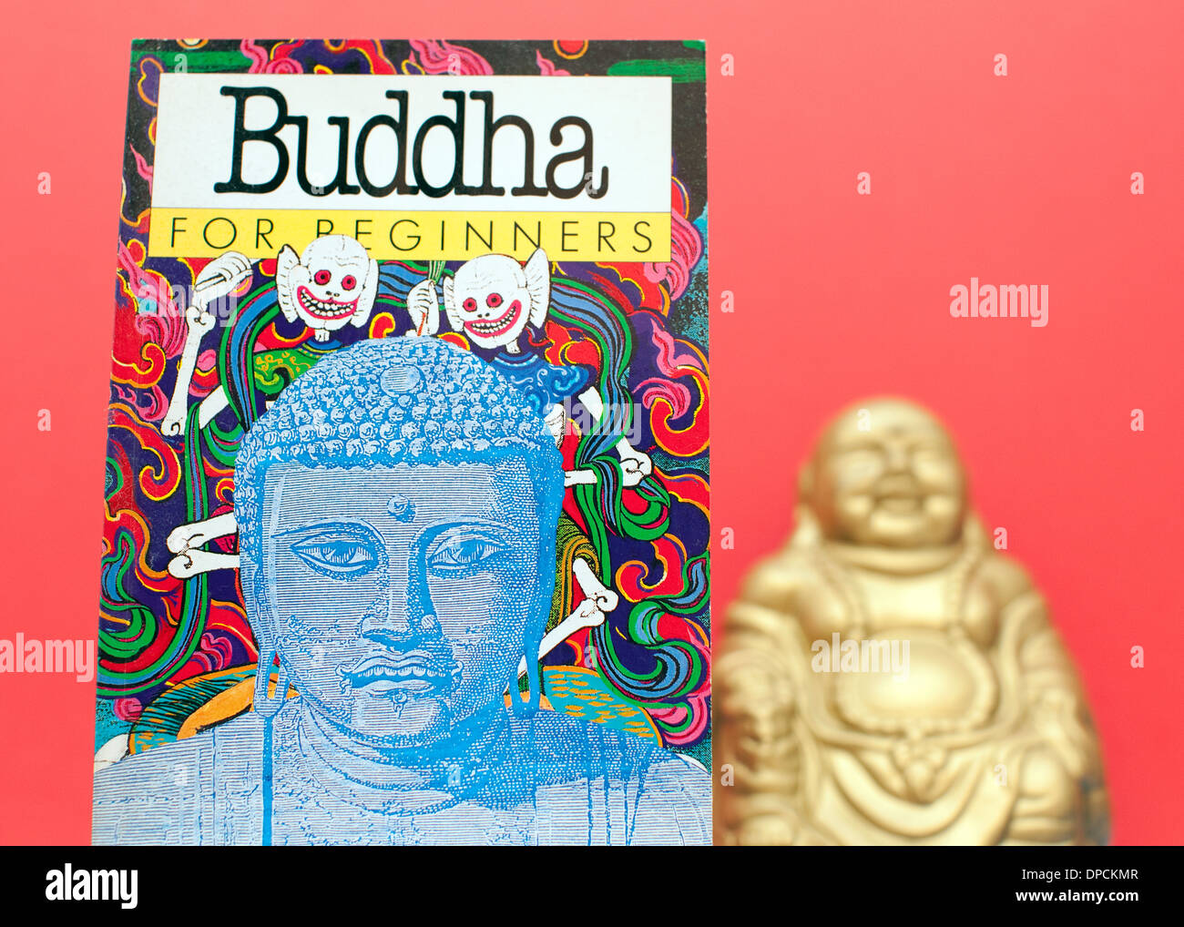 Buddha für Anfänger Buch mit Gold Buddha Figur Stockfoto