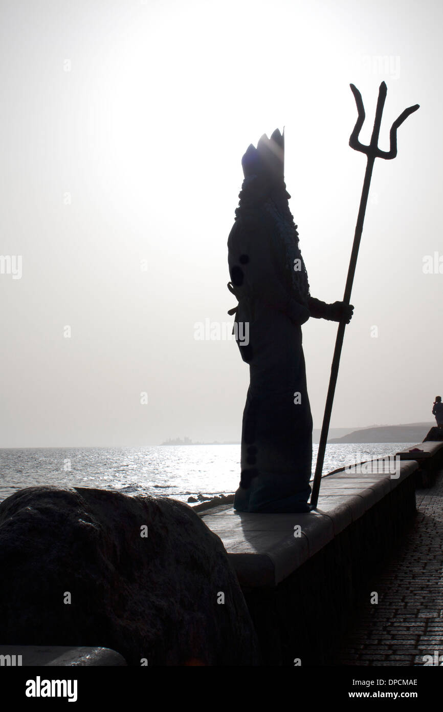 Silhouette der römische Gott des Meeres, Neptun getroffen bei Sonnenuntergang im Sommer in Maspalomas Kanaren Spanien Stockfoto