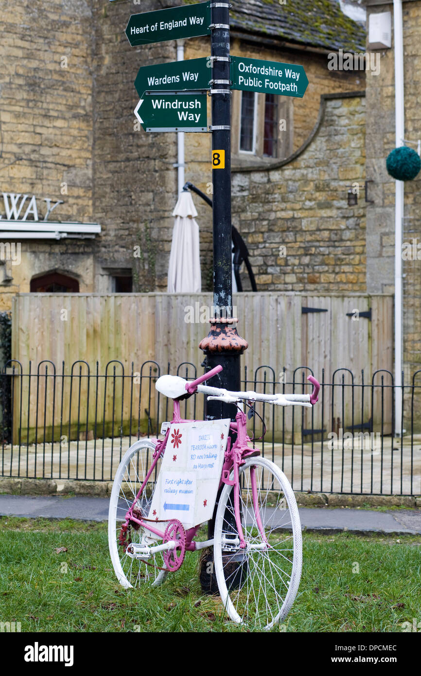 Wegweiser in den Cotswolds "Herz von England Weg" "Wächter Weg" "Windrush Weg" Tourist-Information Stockfoto