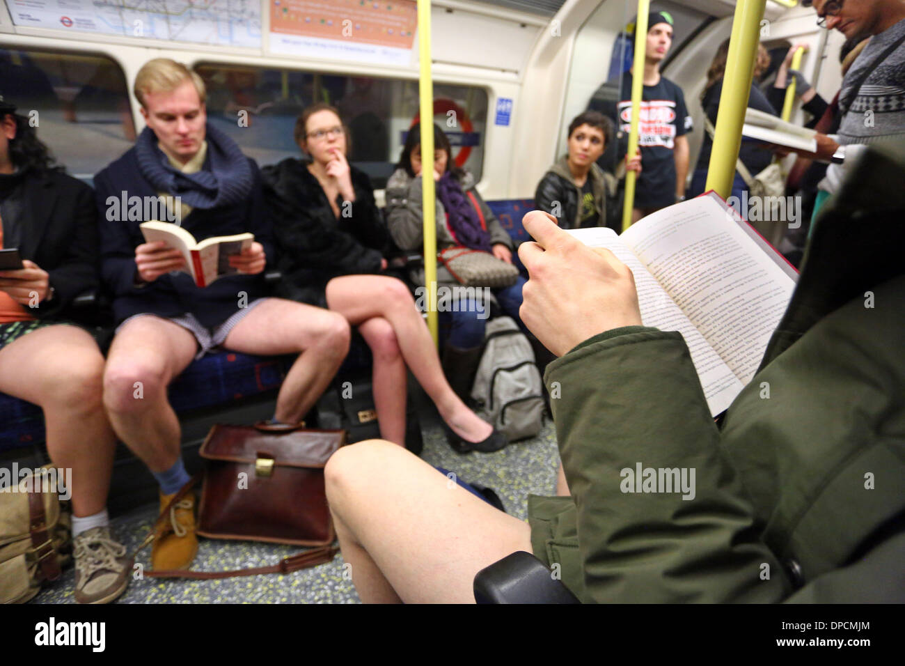 London, UK. 12. Januar 2014. Menschen, die keine Hosen mit der Londoner U-Bahn Nr. Hose Tag (keine Hosen) in der Londoner U-Bahn, Kredit-London, England: Paul Brown/Alamy Live News Stockfoto