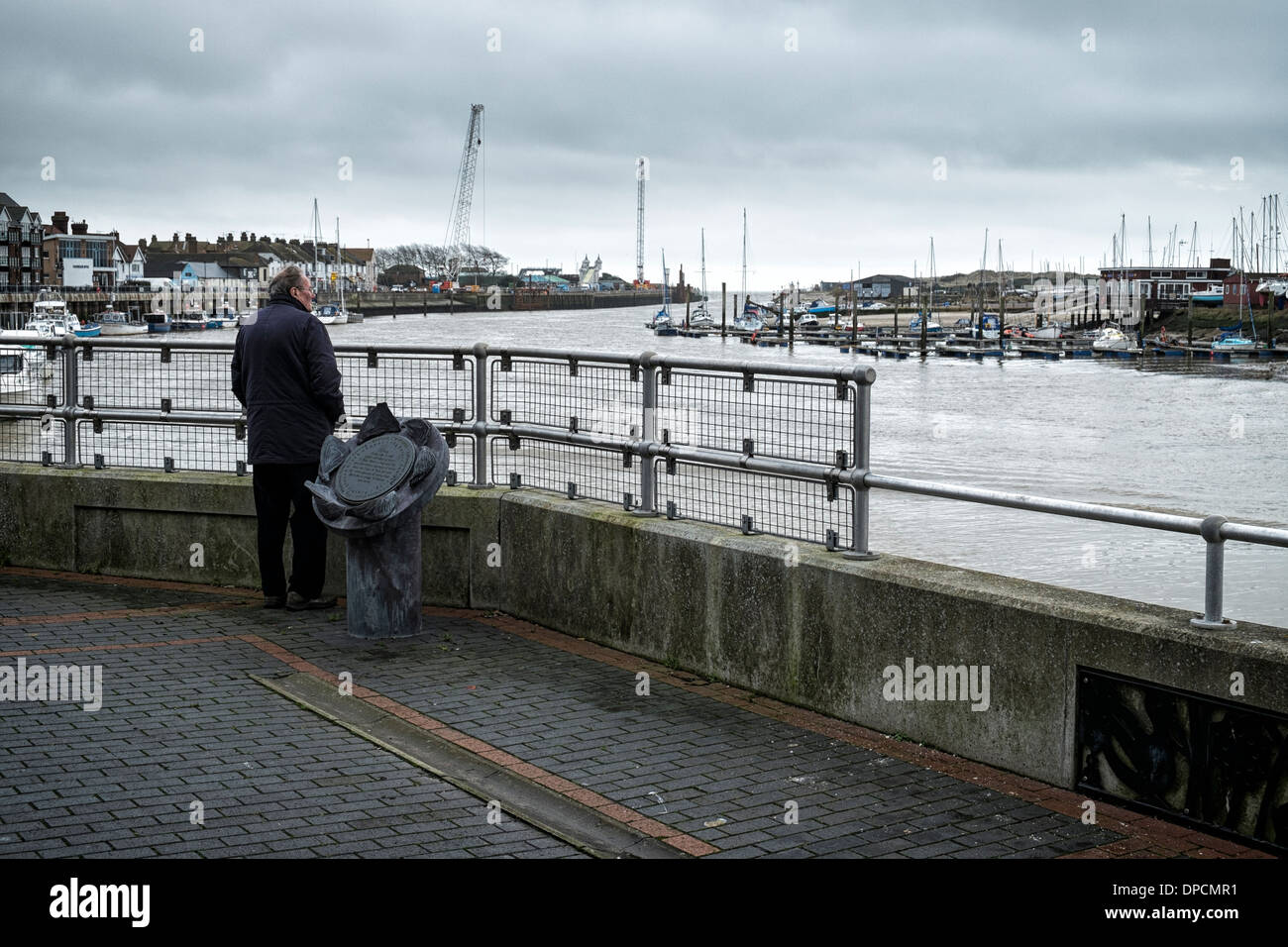 Ein Mann steht und einen Blick auf den Fluss Arun in Littlehampton, West Sussex. Bild von Julie Edwards Stockfoto