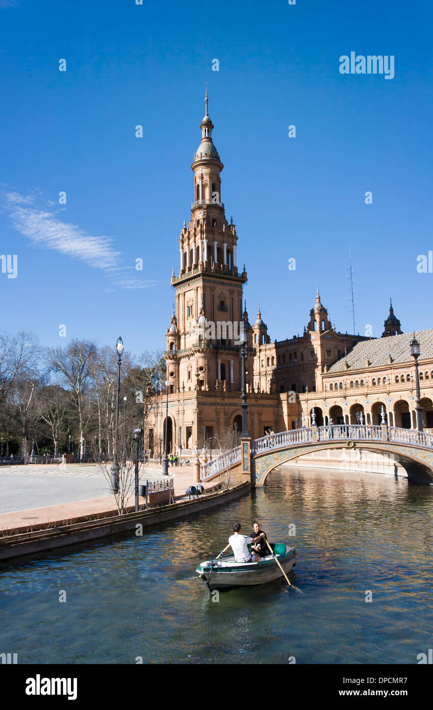 Die Plaza de España, Parque de María Luisa, Sevilla, Spanien. Paar im Ruderboot. Stockfoto