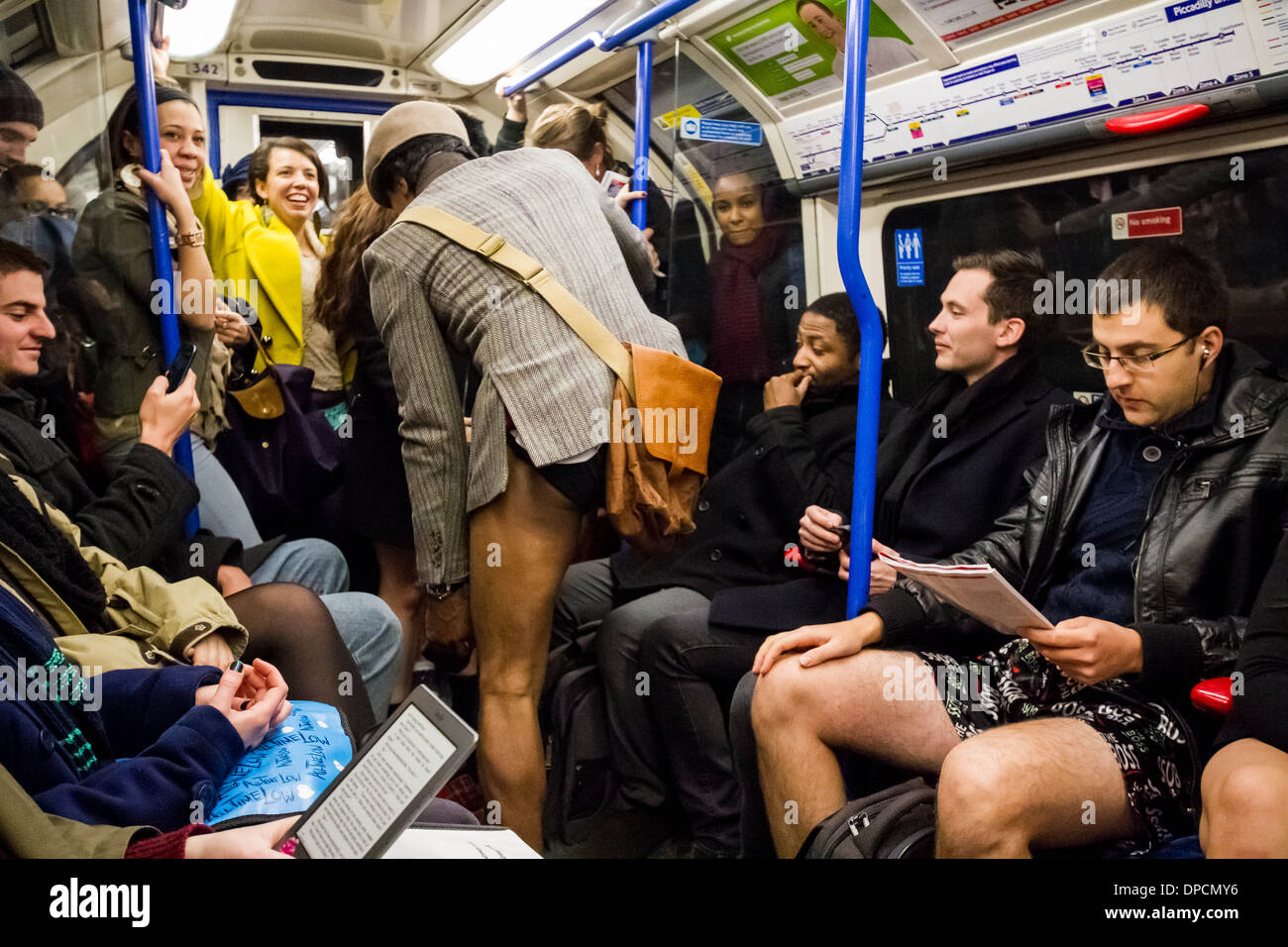 Keine Hosen Rohr Fahrt (keine Hose u-Bahnfahrt) 2014 in London Stockfoto