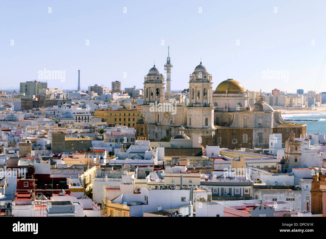 Blick auf Cádiz und die Kathedrale von La Torre Tavira oder The Tavira Tower, Spanien. Stockfoto