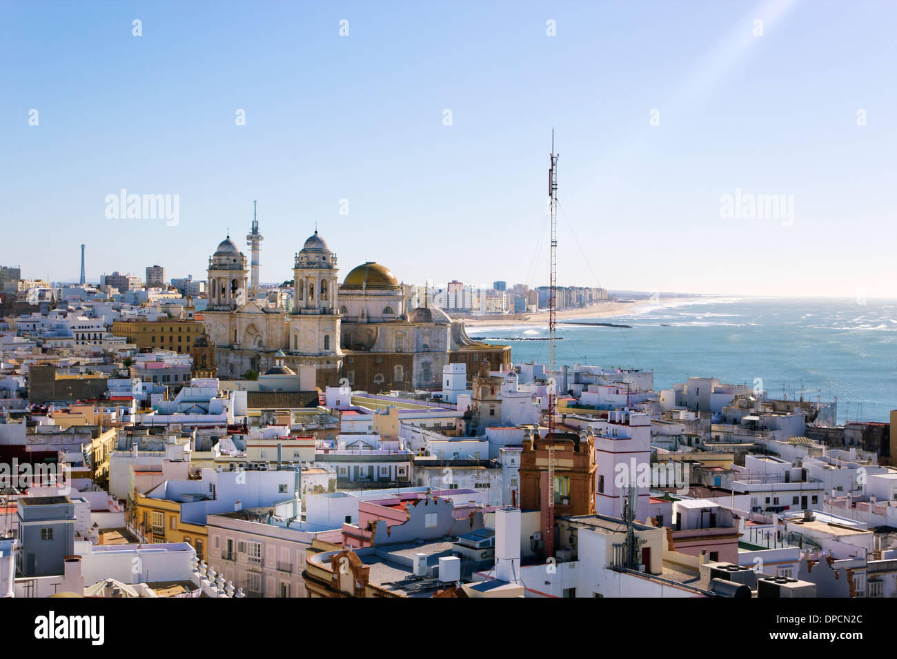 Blick auf Cádiz und die Kathedrale von La Torre Tavira oder The Tavira Tower, Spanien. Stockfoto