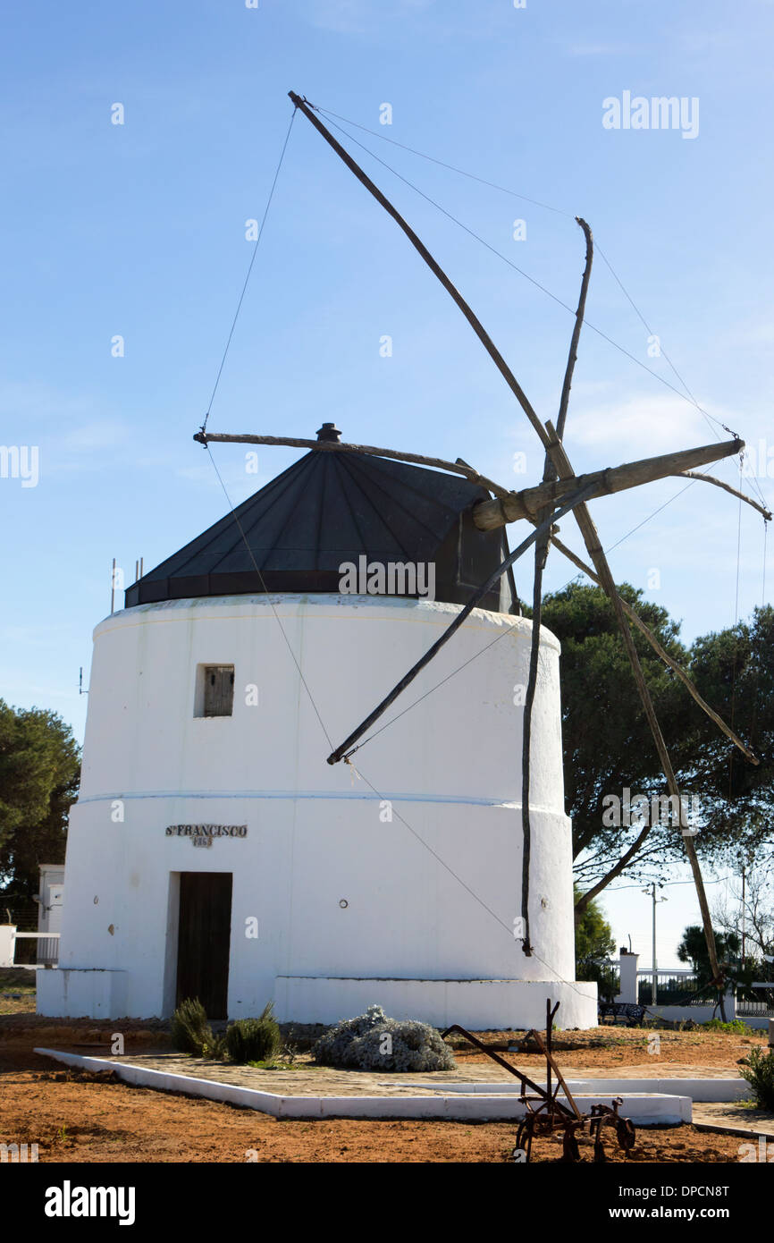 Vejer De La Frontera, Provinz Cadiz, Spanien. Alte Windmühle gebaut 1860. Stockfoto