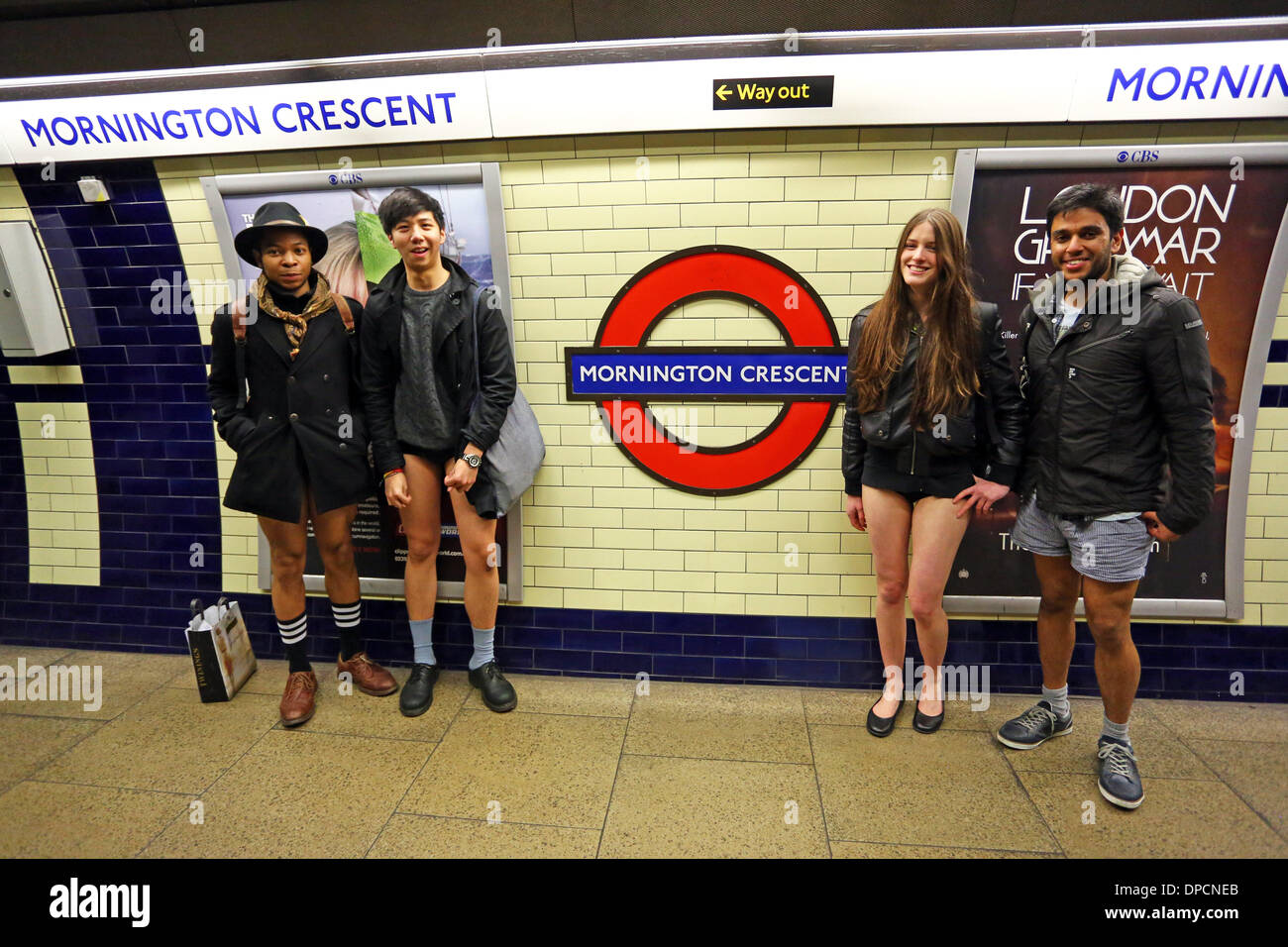 London, UK. 12. Januar 2014. Menschen, die keine Hosen mit der Londoner U-Bahn Nr. Hose Tag (keine Hosen) in der Londoner U-Bahn, London, England Stockfoto